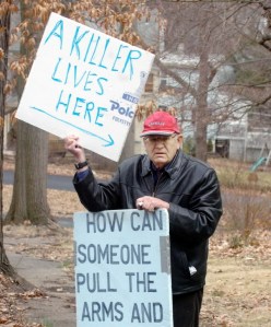 Dunkle a Killer Lives Here - Arrow pointing at himself