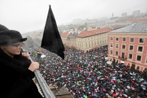 A woman observes thousands of people during an abortion rights campaigners' demonstration to protest against plans for a total ban on abortion in front of the Royal Castle in Warsaw, Poland October 3, 2016. Agencja Gazeta/Slawomir Kaminski/via REUTERS     ATTENTION EDITORS - THIS IMAGE WAS PROVIDED BY A THIRD PARTY. EDITORIAL USE ONLY. POLAND OUT. NO COMMERCIAL OR EDITORIAL SALES IN POLAND.  - RTSQKKM